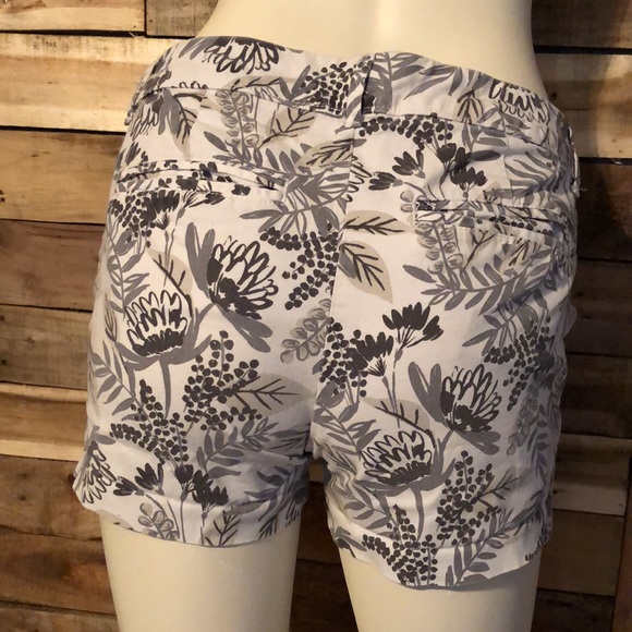 Grey and white floral print shorts (size 2) - Picture 4 of 8